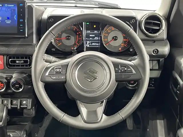 スズキ ジムニー シエラ JC 愛知県 2023(令5)年 2.9万km ピュアホワイトP 9インチナビ/（Bluetooth/AM/FM/フルセグTV/Carplay）/衝突軽減ブレーキ/ビルトインETC/シートヒーター/LEDヘッドライト/バックカメラ/クルーズコントロール/レーンキープアシスト/プッシュスタートボタン/スマートキー/純正15インチAW/純正フロアマット