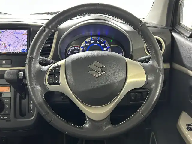 スズキ ワゴンＲ スティングレー X 佐賀県 2015(平27)年 2.8万km フェニックスレッドパール 社外7型ナビ/（ＡＭ/ＦＭ/ワンセグTV）/バックカメラ/シートヒーター/オートエアコン/衝突被害軽減システム/ウィンカーミラーカバーゴールド/革巻きステアリング/ステアリングスイッチ/HIDヘッドライト/盗難防止装置/横滑り防止装置/オートライト/スマートキー/スペアキー有/プッシュスタート/純正フロアマット/純正15インチアルミホイール/ドアバイザー