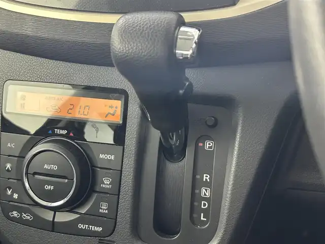 スズキ ワゴンＲ スティングレー X 佐賀県 2015(平27)年 2.8万km フェニックスレッドパール 社外7型ナビ/（ＡＭ/ＦＭ/ワンセグTV）/バックカメラ/シートヒーター/オートエアコン/衝突被害軽減システム/ウィンカーミラーカバーゴールド/革巻きステアリング/ステアリングスイッチ/HIDヘッドライト/盗難防止装置/横滑り防止装置/オートライト/スマートキー/スペアキー有/プッシュスタート/純正フロアマット/純正15インチアルミホイール/ドアバイザー
