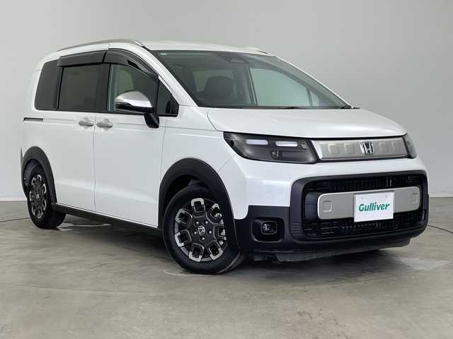 ホンダ フリード クロスター 新潟県 2024(令6)年 0.3万km プラチナホワイトパール 純正メモリナビ/（BT/FM/AM/フルセグTV）/バックカメラ/ステアリングスイッチ/ブラインドスポットモニター/前後ドライブレコーダー/両側パワースライドドア/ハーフレザーシート/シートヒーター/純正LEDオートヘッドライト/フォグライト/スペアキー/ETC
