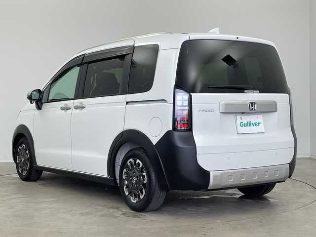 ホンダ フリード クロスター 新潟県 2024(令6)年 0.3万km プラチナホワイトパール 純正メモリナビ/（BT/FM/AM/フルセグTV）/バックカメラ/ステアリングスイッチ/ブラインドスポットモニター/前後ドライブレコーダー/両側パワースライドドア/ハーフレザーシート/シートヒーター/純正LEDオートヘッドライト/フォグライト/スペアキー/ETC