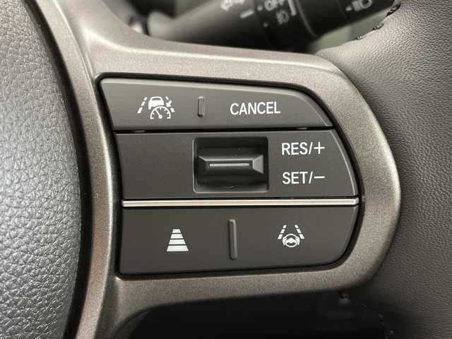 ホンダ フリード クロスター 新潟県 2024(令6)年 0.3万km プラチナホワイトパール 純正メモリナビ/（BT/FM/AM/フルセグTV）/バックカメラ/ステアリングスイッチ/ブラインドスポットモニター/前後ドライブレコーダー/両側パワースライドドア/ハーフレザーシート/シートヒーター/純正LEDオートヘッドライト/フォグライト/スペアキー/ETC