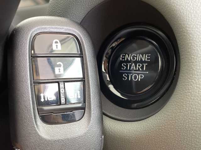 ホンダ フリード クロスター 新潟県 2024(令6)年 0.3万km プラチナホワイトパール 純正メモリナビ/（BT/FM/AM/フルセグTV）/バックカメラ/ステアリングスイッチ/ブラインドスポットモニター/前後ドライブレコーダー/両側パワースライドドア/ハーフレザーシート/シートヒーター/純正LEDオートヘッドライト/フォグライト/スペアキー/ETC