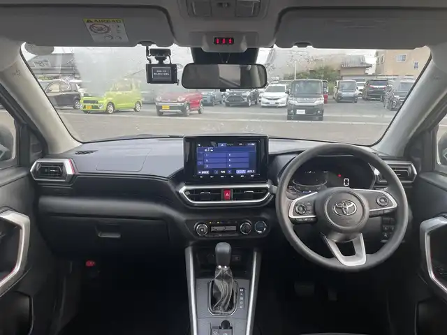 トヨタ ライズ G 熊本県 2022(令4)年 2万km ナチュラルベージュマイカM 純正9インチナビ/・AM/FM/CD/DVD/BT/SD/USB/・フルセグTV/全周囲カメラ/スマートアシスト/・衝突軽減ブレーキ/・車線逸脱警報機能/・先行車発進お知らせ/・標識認識機能/・ふらつき警報/ブラインドスポットモニター/オートハイビーム/前後ドライブレコーダー/ETC/電動パーキングブレーキ/オートホールドブレーキ/純正フロアマット/純正アルミホイール/電動格納ミラー/ウインカーミラー/プッシュスタート/スマートキー