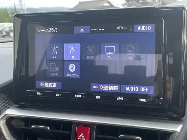トヨタ ライズ G 熊本県 2022(令4)年 2万km ナチュラルベージュマイカM 純正9インチナビ/・AM/FM/CD/DVD/BT/SD/USB/・フルセグTV/全周囲カメラ/スマートアシスト/・衝突軽減ブレーキ/・車線逸脱警報機能/・先行車発進お知らせ/・標識認識機能/・ふらつき警報/ブラインドスポットモニター/オートハイビーム/前後ドライブレコーダー/ETC/電動パーキングブレーキ/オートホールドブレーキ/純正フロアマット/純正アルミホイール/電動格納ミラー/ウインカーミラー/プッシュスタート/スマートキー