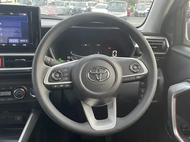 トヨタ ライズ G 熊本県 2022(令4)年 2万km ナチュラルベージュマイカM 純正9インチナビ/・AM/FM/CD/DVD/BT/SD/USB/・フルセグTV/全周囲カメラ/スマートアシスト/・衝突軽減ブレーキ/・車線逸脱警報機能/・先行車発進お知らせ/・標識認識機能/・ふらつき警報/ブラインドスポットモニター/オートハイビーム/前後ドライブレコーダー/ETC/電動パーキングブレーキ/オートホールドブレーキ/純正フロアマット/純正アルミホイール/電動格納ミラー/ウインカーミラー/プッシュスタート/スマートキー