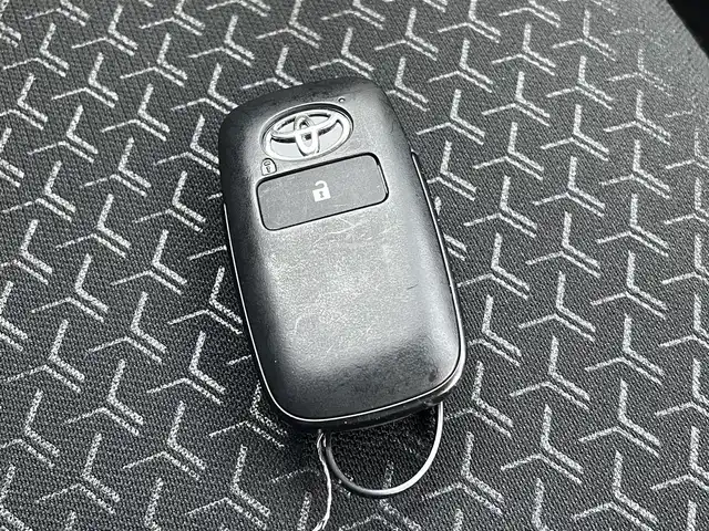 トヨタ ライズ G 熊本県 2022(令4)年 2万km ナチュラルベージュマイカM 純正9インチナビ/・AM/FM/CD/DVD/BT/SD/USB/・フルセグTV/全周囲カメラ/スマートアシスト/・衝突軽減ブレーキ/・車線逸脱警報機能/・先行車発進お知らせ/・標識認識機能/・ふらつき警報/ブラインドスポットモニター/オートハイビーム/前後ドライブレコーダー/ETC/電動パーキングブレーキ/オートホールドブレーキ/純正フロアマット/純正アルミホイール/電動格納ミラー/ウインカーミラー/プッシュスタート/スマートキー