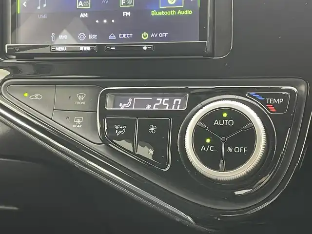 トヨタ アクア S 岡山県 2019(令1)年 7万km スーパーホワイトⅡ トヨタセーフティーセンス/社外SDナビ(AVN-R9)/(CD/DVD/フルセグ/Bluetooth)/衝突軽減ブレーキ/ビルトインETC/バックカメラ/コーナーセンサー（前後）/オートハイビーム/アイドリングストップ/純正フロアマット/踏み間違い防止/ISOFIX/ステアリングスイッチ/チルトステアリング/シートリフター/ウインカーミラー/ドアバイザー/リモコンキー/スペアキー