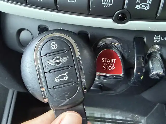 ＭＩＮＩ ミニ クロスオーバー クーパー SD オール4 静岡県 2018(平30)年 7.5万km シルバー 電動リアゲート/MINIコネクト/(BT/USB)/インテリジェントセーフティ/バックカメラ/ACC/シートヒーター/スマートキー/ETC/ドライブレコーダー/フロアマット/純正18インチアルミホイール/フロントフォグランプ