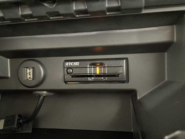 スズキ ソリオ バンディット HV MV 長野県 2022(令4)年 3.1万km ピュアホワイトP 4WD/純正SDナビ/Bluetooth／CD／DVD／フルセグTV/全方位カメラ/ビルトインETC2.0/純正前後ドラレコ/後席モニター（アルパイン）/前席シートヒーター/横滑り防止装置/衝突被害軽減システム/レーンキープアシスト/純正15インチAW装着/純正フロアマット/純正ドアバイザー/前後コーナーセンサー/両側パワスラ/クルーズコントロール（追従走行有）/LEDヘッドライト/スマートキー