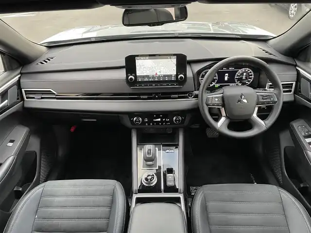 三菱 アウトランダー ＰＨＥＶ ブラックエディション 東京都 2023(令5)年 2.4万km ガンＭ／黒 アラウンドビューモニター　/前席シートヒーター　/運転席パワーシート　/マイパイロット　/ACC　/LKAS　/BSM　/デュアルエアコン　/12.3型スマホ連携ナビ　/・Bluetooth　/・Apple Android CarPlay　/ステアリングヒーター