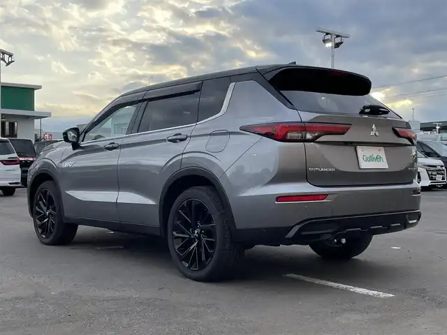 三菱 アウトランダー ＰＨＥＶ ブラックエディション 東京都 2023(令5)年 2.4万km ガンＭ／黒 アラウンドビューモニター　/前席シートヒーター　/運転席パワーシート　/マイパイロット　/ACC　/LKAS　/BSM　/デュアルエアコン　/12.3型スマホ連携ナビ　/・Bluetooth　/・Apple Android CarPlay　/ステアリングヒーター