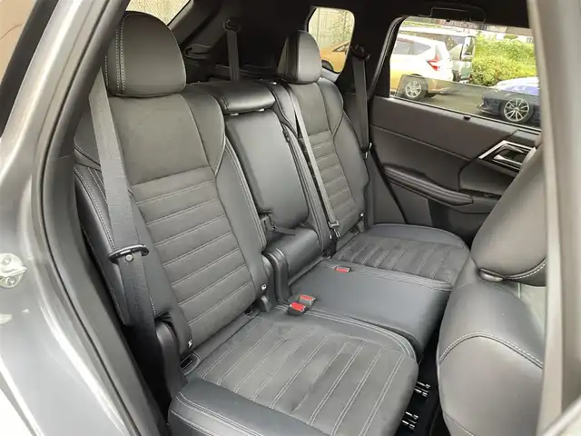三菱 アウトランダー ＰＨＥＶ ブラックエディション 東京都 2023(令5)年 2.4万km ガンＭ／黒 アラウンドビューモニター　/前席シートヒーター　/運転席パワーシート　/マイパイロット　/ACC　/LKAS　/BSM　/デュアルエアコン　/12.3型スマホ連携ナビ　/・Bluetooth　/・Apple Android CarPlay　/ステアリングヒーター