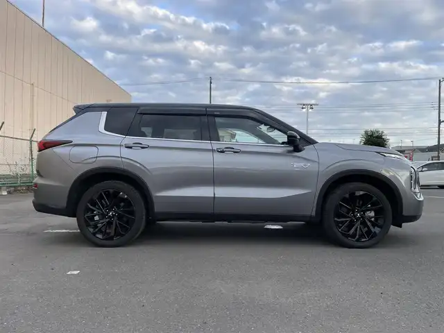 三菱 アウトランダー ＰＨＥＶ ブラックエディション 東京都 2023(令5)年 2.4万km ガンＭ／黒 アラウンドビューモニター　/前席シートヒーター　/運転席パワーシート　/マイパイロット　/ACC　/LKAS　/BSM　/デュアルエアコン　/12.3型スマホ連携ナビ　/・Bluetooth　/・Apple Android CarPlay　/ステアリングヒーター