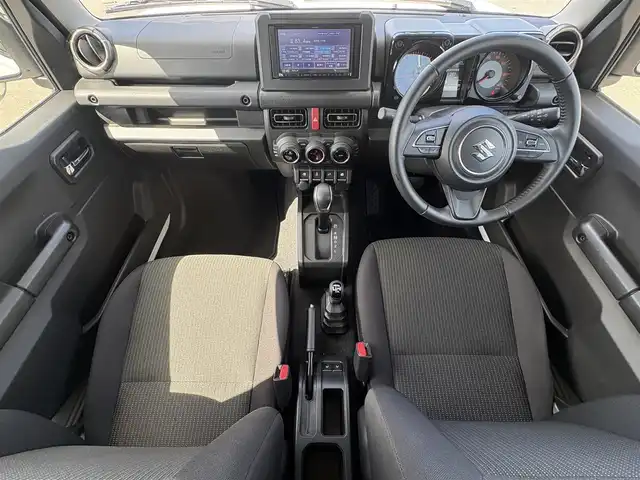 スズキ ジムニー XC 徳島県 2024(令6)年 1.8万km ピュアホワイトP 4WD/ICターボ/7インチメモリナビ/（Bluetooth/CD）/バックカメラ/シートヒーター（D+N席）/クルーズコントロール/クリアランスソナー/LEDヘッドライト/オートハイビーム/オートライト/ドライブレコーダー/純正16AW/ヘッドライトウォッシャー/アイドリングストップ/スペアキー