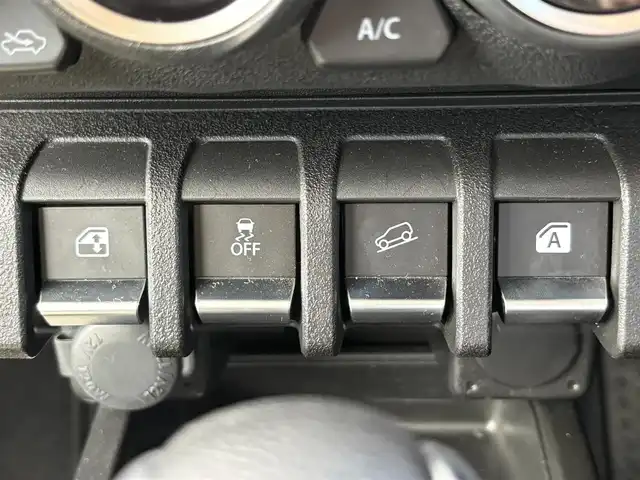 スズキ ジムニー XC 徳島県 2024(令6)年 1.8万km ピュアホワイトP 4WD/ICターボ/7インチメモリナビ/（Bluetooth/CD）/バックカメラ/シートヒーター（D+N席）/クルーズコントロール/クリアランスソナー/LEDヘッドライト/オートハイビーム/オートライト/ドライブレコーダー/純正16AW/ヘッドライトウォッシャー/アイドリングストップ/スペアキー