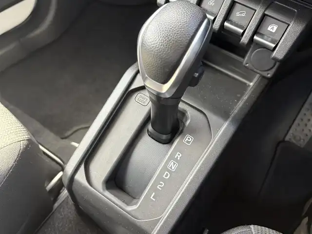 スズキ ジムニー XC 徳島県 2024(令6)年 1.8万km ピュアホワイトP 4WD/ICターボ/7インチメモリナビ/（Bluetooth/CD）/バックカメラ/シートヒーター（D+N席）/クルーズコントロール/クリアランスソナー/LEDヘッドライト/オートハイビーム/オートライト/ドライブレコーダー/純正16AW/ヘッドライトウォッシャー/アイドリングストップ/スペアキー