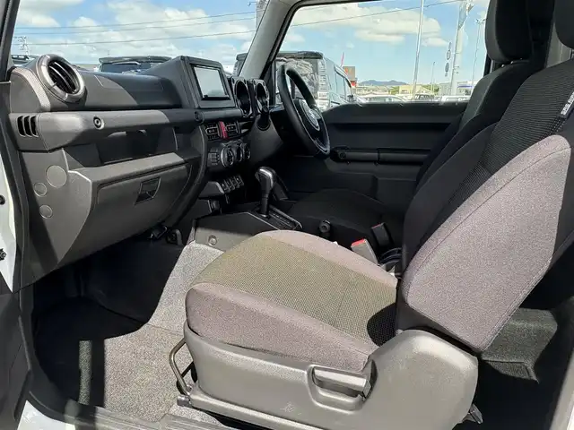 スズキ ジムニー XC 徳島県 2024(令6)年 1.8万km ピュアホワイトP 4WD/ICターボ/7インチメモリナビ/（Bluetooth/CD）/バックカメラ/シートヒーター（D+N席）/クルーズコントロール/クリアランスソナー/LEDヘッドライト/オートハイビーム/オートライト/ドライブレコーダー/純正16AW/ヘッドライトウォッシャー/アイドリングストップ/スペアキー