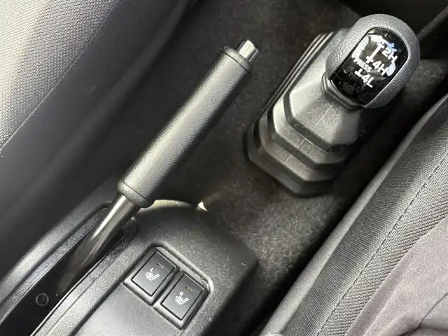 スズキ ジムニー XC 徳島県 2024(令6)年 1.8万km ピュアホワイトP 4WD/ICターボ/7インチメモリナビ/（Bluetooth/CD）/バックカメラ/シートヒーター（D+N席）/クルーズコントロール/クリアランスソナー/LEDヘッドライト/オートハイビーム/オートライト/ドライブレコーダー/純正16AW/ヘッドライトウォッシャー/アイドリングストップ/スペアキー