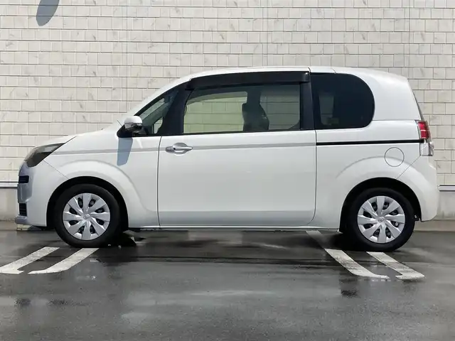 トヨタ スペイド G 静岡県 2013(平25)年 8万km ホワイトパールクリスタルシャイン 社外メモリーナビ(MDV-L503W)/　AM FM CD DVD USB/ETC/LEDオートヘッドランプ/革巻きステアリング/ステアリングスイッチ/スマートキー＆プッシュスタート/純正フロアマット/フルセグTV/シートヒーター(運転席)/片側パワースライドドア