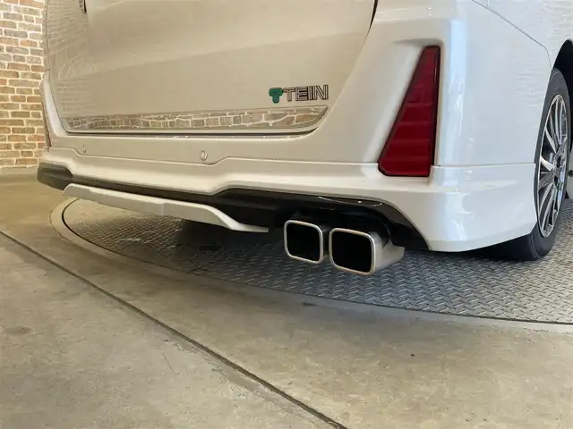 トヨタ ヴォクシー ZS 煌Ⅱ 岩手県 2019(令1)年 9.8万km ホワイトパールクリスタルシャイン ４WD/TEIN車高調FLEXA/後席モニター/モデリスタリアスポイラー/ロールサンシェード/両側パワースライドドア/衝突被害軽減システム/横滑り防止装置/MTモード付きAT/寒冷地仕様/アイドリングストップ/クルーズコントロール/バックカメラ/フルセグTV/コーナーセンサー/レーンアシスト/純正ナビ/純正アルミホイール16インチ/純正LEDヘッドライト/社外マット/３列シート/ウォークスルー/オートライト/オートマチックハイビーム