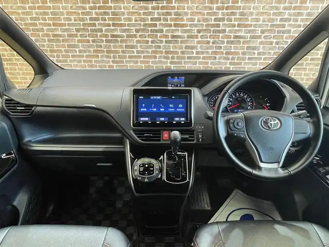 トヨタ ヴォクシー ZS 煌Ⅱ 岩手県 2019(令1)年 9.8万km ホワイトパールクリスタルシャイン ４WD/TEIN車高調FLEXA/後席モニター/モデリスタリアスポイラー/ロールサンシェード/両側パワースライドドア/衝突被害軽減システム/横滑り防止装置/MTモード付きAT/寒冷地仕様/アイドリングストップ/クルーズコントロール/バックカメラ/フルセグTV/コーナーセンサー/レーンアシスト/純正ナビ/純正アルミホイール16インチ/純正LEDヘッドライト/社外マット/３列シート/ウォークスルー/オートライト/オートマチックハイビーム