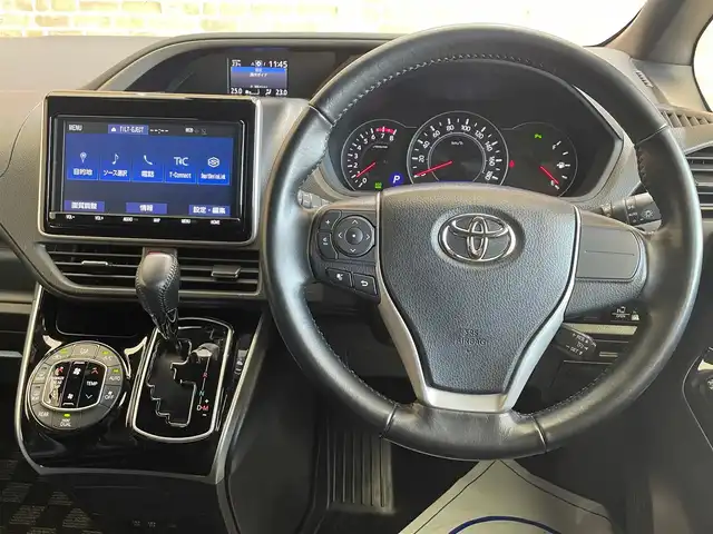 トヨタ ヴォクシー ZS 煌Ⅱ 岩手県 2019(令1)年 9.8万km ホワイトパールクリスタルシャイン ４WD/TEIN車高調FLEXA/後席モニター/モデリスタリアスポイラー/ロールサンシェード/両側パワースライドドア/衝突被害軽減システム/横滑り防止装置/MTモード付きAT/寒冷地仕様/アイドリングストップ/クルーズコントロール/バックカメラ/フルセグTV/コーナーセンサー/レーンアシスト/純正ナビ/純正アルミホイール16インチ/純正LEDヘッドライト/社外マット/３列シート/ウォークスルー/オートライト/オートマチックハイビーム