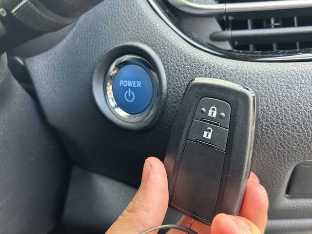 トヨタ Ｃ－ＨＲ G 岐阜県 2017(平29)年 6.5万km ブラックマイカ 登録時走行距離：65035km/モデリスタエアロ/SDナビ/バックカメラ/フルセグテレビ／Ｂｌｕｅｔｏｏｔｈ／CD・DVD／USB/ＥＴＣ/ハーフレザーシート/シートヒーター/コーナーセンサー/レーンキープアシスト/レーダークルーズコントロール/前後ドライブレコーダー/純正フロアマット/純正アルミホイール/LEDヘッドライト/オートライト/オートマチックハイビーム/プッシュスタート/スマートキー/保証書/取扱説明書