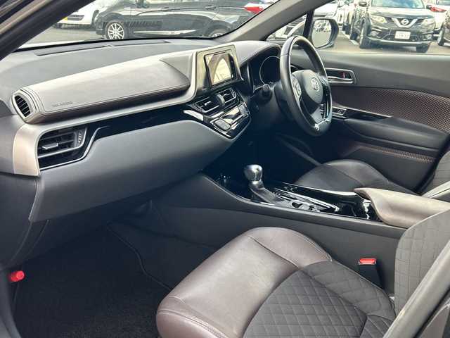 トヨタ Ｃ－ＨＲ G 岐阜県 2017(平29)年 6.5万km ブラックマイカ 登録時走行距離：65035km/モデリスタエアロ/SDナビ/バックカメラ/フルセグテレビ／Ｂｌｕｅｔｏｏｔｈ／CD・DVD／USB/ＥＴＣ/ハーフレザーシート/シートヒーター/コーナーセンサー/レーンキープアシスト/レーダークルーズコントロール/前後ドライブレコーダー/純正フロアマット/純正アルミホイール/LEDヘッドライト/オートライト/オートマチックハイビーム/プッシュスタート/スマートキー/保証書/取扱説明書