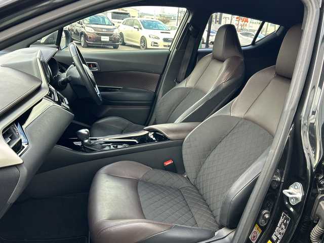 トヨタ Ｃ－ＨＲ G 岐阜県 2017(平29)年 6.5万km ブラックマイカ 登録時走行距離：65035km/モデリスタエアロ/SDナビ/バックカメラ/フルセグテレビ／Ｂｌｕｅｔｏｏｔｈ／CD・DVD／USB/ＥＴＣ/ハーフレザーシート/シートヒーター/コーナーセンサー/レーンキープアシスト/レーダークルーズコントロール/前後ドライブレコーダー/純正フロアマット/純正アルミホイール/LEDヘッドライト/オートライト/オートマチックハイビーム/プッシュスタート/スマートキー/保証書/取扱説明書