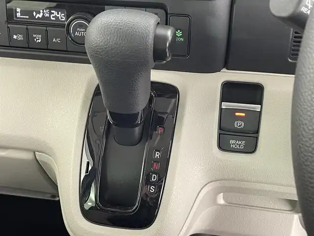 ホンダ Ｎ ＢＯＸ 滋賀県 2024(令6)年 0.5万km メテオロイドグレーメタリック 純正８型ナビ/（BT/USB/フルセグ）/バックカメラ/ホンダセンシング/（踏み間違え衝突軽減/CMBS/レーンキープアシスト/パーキングセンサー）/D/Nシートヒーター/両側パワースライドドア/追従クルーズコントロール/前後ドラレコ/前後コーナーセンサー/純正LEDヘッドライト/オートホールド/オートライト/オートハイビーム/電子パーキング/カーテンエアバッグ/盗難防止システム