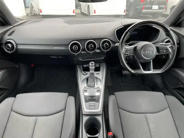 アウディ ＴＴクーペ 2．0 TFSI 兵庫県 2016(平28)年 8.4万km アイビスホワイト アウディバーチャルコックピット/12.3インチデジタル液晶ディスプレイ/ナビ/Bluetooth/バックカメラ/ETC/前後ドライブレコーダー/衝突軽減カメラ/クルーズコントロール/コーナーセンサー/本革巻きステアリング/パドルシフト/ステアリングスイッチ/電動パーキングブレーキ/オートブレーキホールド/LEDヘッドライト/オートライト/電動格納ミラー/パワーウィンドウ/純正17インチAW/プッシュスタート/スマートキー/スペアキー/取扱説明書