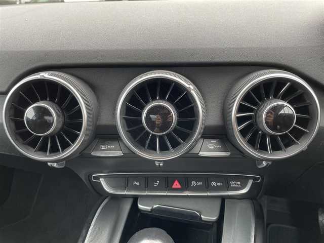 アウディ ＴＴクーペ 2．0 TFSI 兵庫県 2016(平28)年 8.4万km アイビスホワイト アウディバーチャルコックピット/12.3インチデジタル液晶ディスプレイ/ナビ/Bluetooth/バックカメラ/ETC/前後ドライブレコーダー/衝突軽減カメラ/クルーズコントロール/コーナーセンサー/本革巻きステアリング/パドルシフト/ステアリングスイッチ/電動パーキングブレーキ/オートブレーキホールド/LEDヘッドライト/オートライト/電動格納ミラー/パワーウィンドウ/純正17インチAW/プッシュスタート/スマートキー/スペアキー/取扱説明書