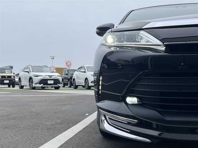 トヨタ ハリアー プレミアム 香川県 2018(平30)年 4万km ブラック 登録時走行距離：39391km/ディーラー純正9型ナビ/　CD DVD BT フルセグTV/バックカメラ/モデリスタエアロ/パワーバックドア/プリクラッシュセーフティシステム/レーンキープアシスト/レーダークルーズコントロール/クリアランスソナー/オートハイビーム/オートライト/LEDヘッドライト/フォグランプ/アイドリングストップ/横滑り防止装置/オートホールド機能付き電子パーキングブレーキ/MTモード付AT/ビルトインETC/ドライブレコーダー/木目革巻きガングリップステアリング/ステアリングスイッチ/プッシュスタート/スマートキー