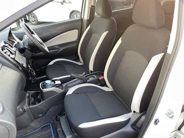 日産 ノート e－パワー X 愛知県 2018(平30)年 8万km ブリリアントホワイトパール ・純正SDメモリーナビ/・フルセグTV/・CD再生/・ETC/・Bluetooth接続/・純正フロアマット/・オートライト/・横滑り防止装置/・衝突軽減ブレーキ/・レーンキープアシスト/・電動格納ミラー/・ドライブレコーダー（前）/・スマートキー/・プッシュスタート