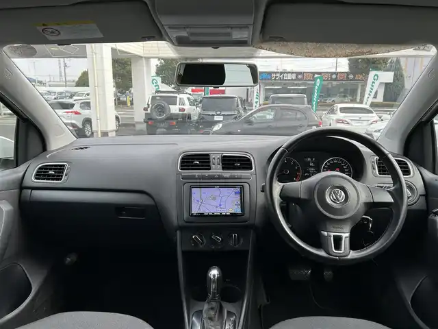 フォルクスワーゲン ポロ TSIコンフォートライン 埼玉県 2012(平24)年 9.4万km キャンディホワイト 社外ナビ/　(FM/AM/USB/CD/DVD)/フルセグテレビ/ETC/社外フロアマット/ハロゲンヘッドライト/横滑り防止装置/アイドリングストップ/15インチホイール