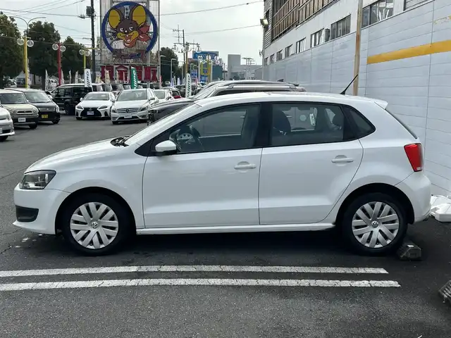 フォルクスワーゲン ポロ TSIコンフォートライン 埼玉県 2012(平24)年 9.4万km キャンディホワイト 社外ナビ/　(FM/AM/USB/CD/DVD)/フルセグテレビ/ETC/社外フロアマット/ハロゲンヘッドライト/横滑り防止装置/アイドリングストップ/15インチホイール