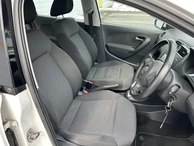 フォルクスワーゲン ポロ TSIコンフォートライン 埼玉県 2012(平24)年 9.4万km キャンディホワイト 社外ナビ/　(FM/AM/USB/CD/DVD)/フルセグテレビ/ETC/社外フロアマット/ハロゲンヘッドライト/横滑り防止装置/アイドリングストップ/15インチホイール