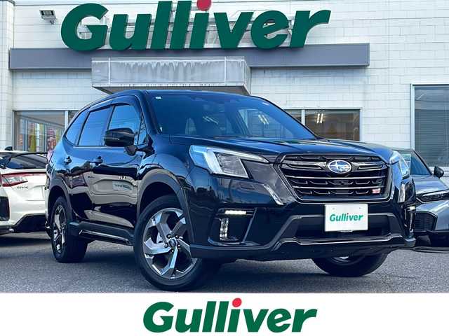 スバル フォレスター STIスポーツ 三重県 2022(令4)年 0.5万km クリスタルブラックシリカ メーカーオプション/・パワーバックドア/・アイサイトセーフティ(視界拡張)/　フロントビューモニター/　スマートリアビューミラー/アイサイトコアテクノロジー/・プリクラッシュブレーキ/・後退時ブレーキアシスト/・AT誤発進抑制制御/・AT誤後進抑制制御/・ツーリングアシスト/・全車速追従機能付クルーズコントロール/・低速クルーズコントロール/・車線逸脱抑制/車線逸脱警報/・ふらつき警報/・先行車発進お知らせ機能/・緊急時プリクラッシュステアリング/アイサイトセーフティプラス(運転支援)/・スバルリアビークルディクション/・アダプティブドライビングビーム/4WD/ターボ/純正8型SDナビ/フルセグTV/【CD/DVD/BD/SD/Bluetooth】/フロント/サイド/バックカメラ/ETC/レザーシート/D/N席パワーシート/全席シートヒーター/ステアリング連動LEDヘッドランプ/LEDフロントフォグランプ/225/55R18インチ純正AW/プッシュスタート/スマートキー/スペアキー/純正フロアマット