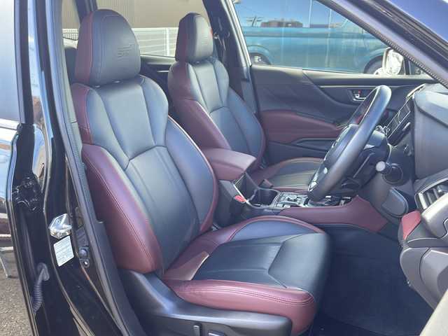 スバル フォレスター STIスポーツ 三重県 2022(令4)年 0.5万km クリスタルブラックシリカ メーカーオプション/・パワーバックドア/・アイサイトセーフティ(視界拡張)/　フロントビューモニター/　スマートリアビューミラー/アイサイトコアテクノロジー/・プリクラッシュブレーキ/・後退時ブレーキアシスト/・AT誤発進抑制制御/・AT誤後進抑制制御/・ツーリングアシスト/・全車速追従機能付クルーズコントロール/・低速クルーズコントロール/・車線逸脱抑制/車線逸脱警報/・ふらつき警報/・先行車発進お知らせ機能/・緊急時プリクラッシュステアリング/アイサイトセーフティプラス(運転支援)/・スバルリアビークルディクション/・アダプティブドライビングビーム/4WD/ターボ/純正8型SDナビ/フルセグTV/【CD/DVD/BD/SD/Bluetooth】/フロント/サイド/バックカメラ/ETC/レザーシート/D/N席パワーシート/全席シートヒーター/ステアリング連動LEDヘッドランプ/LEDフロントフォグランプ/225/55R18インチ純正AW/プッシュスタート/スマートキー/スペアキー/純正フロアマット