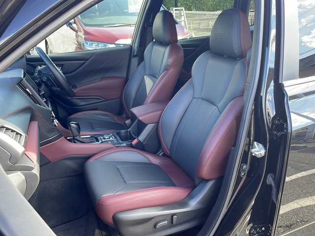 スバル フォレスター STIスポーツ 三重県 2022(令4)年 0.5万km クリスタルブラックシリカ メーカーオプション/・パワーバックドア/・アイサイトセーフティ(視界拡張)/　フロントビューモニター/　スマートリアビューミラー/アイサイトコアテクノロジー/・プリクラッシュブレーキ/・後退時ブレーキアシスト/・AT誤発進抑制制御/・AT誤後進抑制制御/・ツーリングアシスト/・全車速追従機能付クルーズコントロール/・低速クルーズコントロール/・車線逸脱抑制/車線逸脱警報/・ふらつき警報/・先行車発進お知らせ機能/・緊急時プリクラッシュステアリング/アイサイトセーフティプラス(運転支援)/・スバルリアビークルディクション/・アダプティブドライビングビーム/4WD/ターボ/純正8型SDナビ/フルセグTV/【CD/DVD/BD/SD/Bluetooth】/フロント/サイド/バックカメラ/ETC/レザーシート/D/N席パワーシート/全席シートヒーター/ステアリング連動LEDヘッドランプ/LEDフロントフォグランプ/225/55R18インチ純正AW/プッシュスタート/スマートキー/スペアキー/純正フロアマット