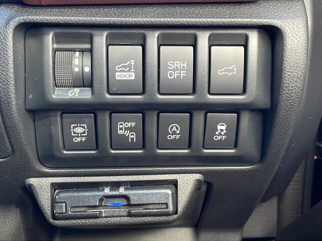 スバル フォレスター STIスポーツ 三重県 2022(令4)年 0.5万km クリスタルブラックシリカ メーカーオプション/・パワーバックドア/・アイサイトセーフティ(視界拡張)/　フロントビューモニター/　スマートリアビューミラー/アイサイトコアテクノロジー/・プリクラッシュブレーキ/・後退時ブレーキアシスト/・AT誤発進抑制制御/・AT誤後進抑制制御/・ツーリングアシスト/・全車速追従機能付クルーズコントロール/・低速クルーズコントロール/・車線逸脱抑制/車線逸脱警報/・ふらつき警報/・先行車発進お知らせ機能/・緊急時プリクラッシュステアリング/アイサイトセーフティプラス(運転支援)/・スバルリアビークルディクション/・アダプティブドライビングビーム/4WD/ターボ/純正8型SDナビ/フルセグTV/【CD/DVD/BD/SD/Bluetooth】/フロント/サイド/バックカメラ/ETC/レザーシート/D/N席パワーシート/全席シートヒーター/ステアリング連動LEDヘッドランプ/LEDフロントフォグランプ/225/55R18インチ純正AW/プッシュスタート/スマートキー/スペアキー/純正フロアマット