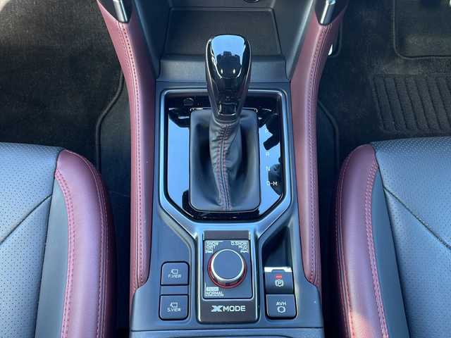 スバル フォレスター STIスポーツ 三重県 2022(令4)年 0.5万km クリスタルブラックシリカ メーカーオプション/・パワーバックドア/・アイサイトセーフティ(視界拡張)/　フロントビューモニター/　スマートリアビューミラー/アイサイトコアテクノロジー/・プリクラッシュブレーキ/・後退時ブレーキアシスト/・AT誤発進抑制制御/・AT誤後進抑制制御/・ツーリングアシスト/・全車速追従機能付クルーズコントロール/・低速クルーズコントロール/・車線逸脱抑制/車線逸脱警報/・ふらつき警報/・先行車発進お知らせ機能/・緊急時プリクラッシュステアリング/アイサイトセーフティプラス(運転支援)/・スバルリアビークルディクション/・アダプティブドライビングビーム/4WD/ターボ/純正8型SDナビ/フルセグTV/【CD/DVD/BD/SD/Bluetooth】/フロント/サイド/バックカメラ/ETC/レザーシート/D/N席パワーシート/全席シートヒーター/ステアリング連動LEDヘッドランプ/LEDフロントフォグランプ/225/55R18インチ純正AW/プッシュスタート/スマートキー/スペアキー/純正フロアマット