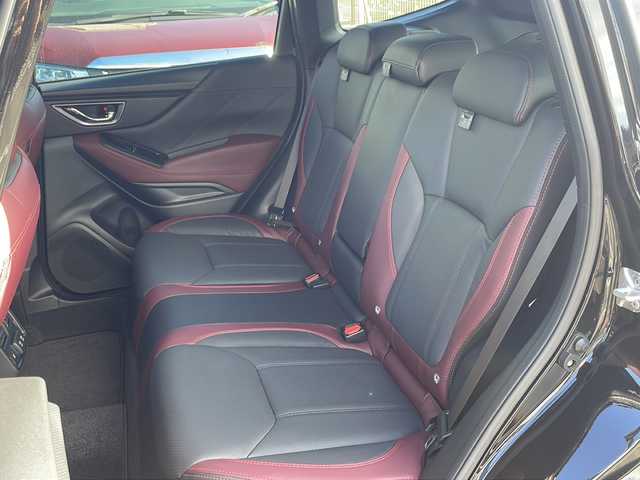 スバル フォレスター STIスポーツ 三重県 2022(令4)年 0.5万km クリスタルブラックシリカ メーカーオプション/・パワーバックドア/・アイサイトセーフティ(視界拡張)/　フロントビューモニター/　スマートリアビューミラー/アイサイトコアテクノロジー/・プリクラッシュブレーキ/・後退時ブレーキアシスト/・AT誤発進抑制制御/・AT誤後進抑制制御/・ツーリングアシスト/・全車速追従機能付クルーズコントロール/・低速クルーズコントロール/・車線逸脱抑制/車線逸脱警報/・ふらつき警報/・先行車発進お知らせ機能/・緊急時プリクラッシュステアリング/アイサイトセーフティプラス(運転支援)/・スバルリアビークルディクション/・アダプティブドライビングビーム/4WD/ターボ/純正8型SDナビ/フルセグTV/【CD/DVD/BD/SD/Bluetooth】/フロント/サイド/バックカメラ/ETC/レザーシート/D/N席パワーシート/全席シートヒーター/ステアリング連動LEDヘッドランプ/LEDフロントフォグランプ/225/55R18インチ純正AW/プッシュスタート/スマートキー/スペアキー/純正フロアマット