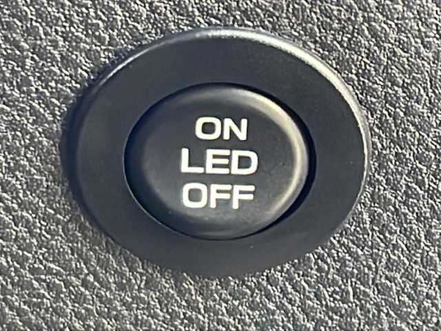 スバル フォレスター STIスポーツ 三重県 2022(令4)年 0.5万km クリスタルブラックシリカ メーカーオプション/・パワーバックドア/・アイサイトセーフティ(視界拡張)/　フロントビューモニター/　スマートリアビューミラー/アイサイトコアテクノロジー/・プリクラッシュブレーキ/・後退時ブレーキアシスト/・AT誤発進抑制制御/・AT誤後進抑制制御/・ツーリングアシスト/・全車速追従機能付クルーズコントロール/・低速クルーズコントロール/・車線逸脱抑制/車線逸脱警報/・ふらつき警報/・先行車発進お知らせ機能/・緊急時プリクラッシュステアリング/アイサイトセーフティプラス(運転支援)/・スバルリアビークルディクション/・アダプティブドライビングビーム/4WD/ターボ/純正8型SDナビ/フルセグTV/【CD/DVD/BD/SD/Bluetooth】/フロント/サイド/バックカメラ/ETC/レザーシート/D/N席パワーシート/全席シートヒーター/ステアリング連動LEDヘッドランプ/LEDフロントフォグランプ/225/55R18インチ純正AW/プッシュスタート/スマートキー/スペアキー/純正フロアマット