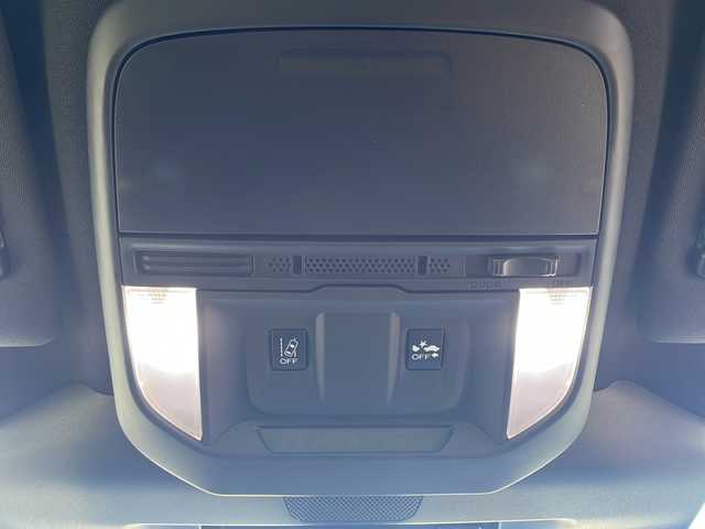 スバル フォレスター STIスポーツ 三重県 2022(令4)年 0.5万km クリスタルブラックシリカ メーカーオプション/・パワーバックドア/・アイサイトセーフティ(視界拡張)/　フロントビューモニター/　スマートリアビューミラー/アイサイトコアテクノロジー/・プリクラッシュブレーキ/・後退時ブレーキアシスト/・AT誤発進抑制制御/・AT誤後進抑制制御/・ツーリングアシスト/・全車速追従機能付クルーズコントロール/・低速クルーズコントロール/・車線逸脱抑制/車線逸脱警報/・ふらつき警報/・先行車発進お知らせ機能/・緊急時プリクラッシュステアリング/アイサイトセーフティプラス(運転支援)/・スバルリアビークルディクション/・アダプティブドライビングビーム/4WD/ターボ/純正8型SDナビ/フルセグTV/【CD/DVD/BD/SD/Bluetooth】/フロント/サイド/バックカメラ/ETC/レザーシート/D/N席パワーシート/全席シートヒーター/ステアリング連動LEDヘッドランプ/LEDフロントフォグランプ/225/55R18インチ純正AW/プッシュスタート/スマートキー/スペアキー/純正フロアマット