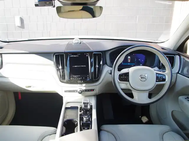ボルボ ボルボ ＸＣ６０ アルティメット B5 AWD 埼玉県 2022(令4)年 2.6万km クリスタルホワイトP 純正ナビ（Bluetooth、AppleCarPlay）/360°カメラ/Bowers＆wilkins /パノラマサンルーフ/HUD/白革シート/パワーシート/シートヒーター/ベンチレーション/メモリーシート/パワーバックドア/衝突軽減ブレーキ/アダプティブクルーズコントロール /ブラインドスポットモニター/ワイヤレス充電/クリスタルノブ/コーナーセンサー/LEDヘッドライト/ドライブレコーダー/ETC/純正19インチアルミホール