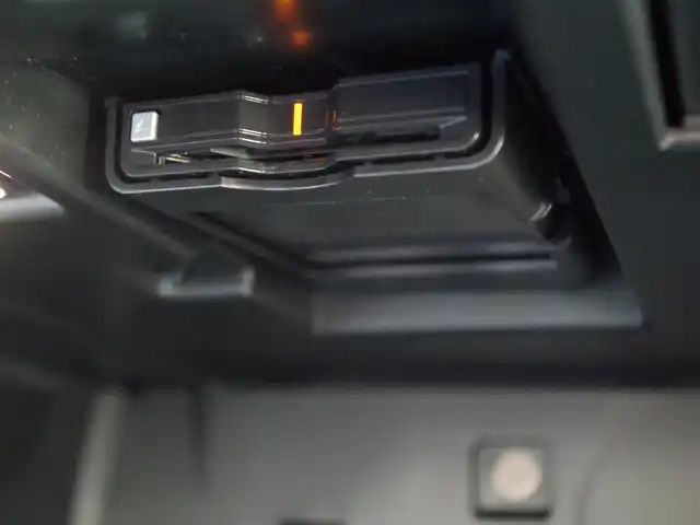 ボルボ ボルボ ＸＣ６０ アルティメット B5 AWD 埼玉県 2022(令4)年 2.6万km クリスタルホワイトP 純正ナビ（Bluetooth、AppleCarPlay）/360°カメラ/Bowers＆wilkins /パノラマサンルーフ/HUD/白革シート/パワーシート/シートヒーター/ベンチレーション/メモリーシート/パワーバックドア/衝突軽減ブレーキ/アダプティブクルーズコントロール /ブラインドスポットモニター/ワイヤレス充電/クリスタルノブ/コーナーセンサー/LEDヘッドライト/ドライブレコーダー/ETC/純正19インチアルミホール