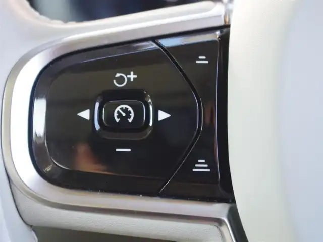 ボルボ ボルボ ＸＣ６０ アルティメット B5 AWD 埼玉県 2022(令4)年 2.6万km クリスタルホワイトP 純正ナビ（Bluetooth、AppleCarPlay）/360°カメラ/Bowers＆wilkins /パノラマサンルーフ/HUD/白革シート/パワーシート/シートヒーター/ベンチレーション/メモリーシート/パワーバックドア/衝突軽減ブレーキ/アダプティブクルーズコントロール /ブラインドスポットモニター/ワイヤレス充電/クリスタルノブ/コーナーセンサー/LEDヘッドライト/ドライブレコーダー/ETC/純正19インチアルミホール