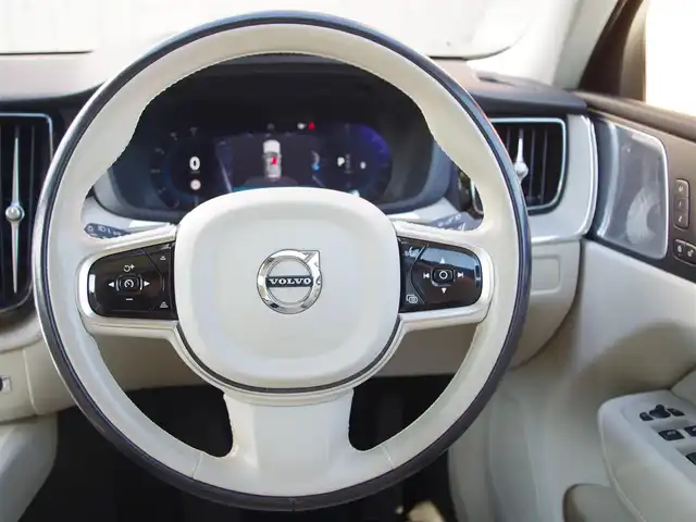 ボルボ ボルボ ＸＣ６０ アルティメット B5 AWD 埼玉県 2022(令4)年 2.6万km クリスタルホワイトP 純正ナビ（Bluetooth、AppleCarPlay）/360°カメラ/Bowers＆wilkins /パノラマサンルーフ/HUD/白革シート/パワーシート/シートヒーター/ベンチレーション/メモリーシート/パワーバックドア/衝突軽減ブレーキ/アダプティブクルーズコントロール /ブラインドスポットモニター/ワイヤレス充電/クリスタルノブ/コーナーセンサー/LEDヘッドライト/ドライブレコーダー/ETC/純正19インチアルミホール